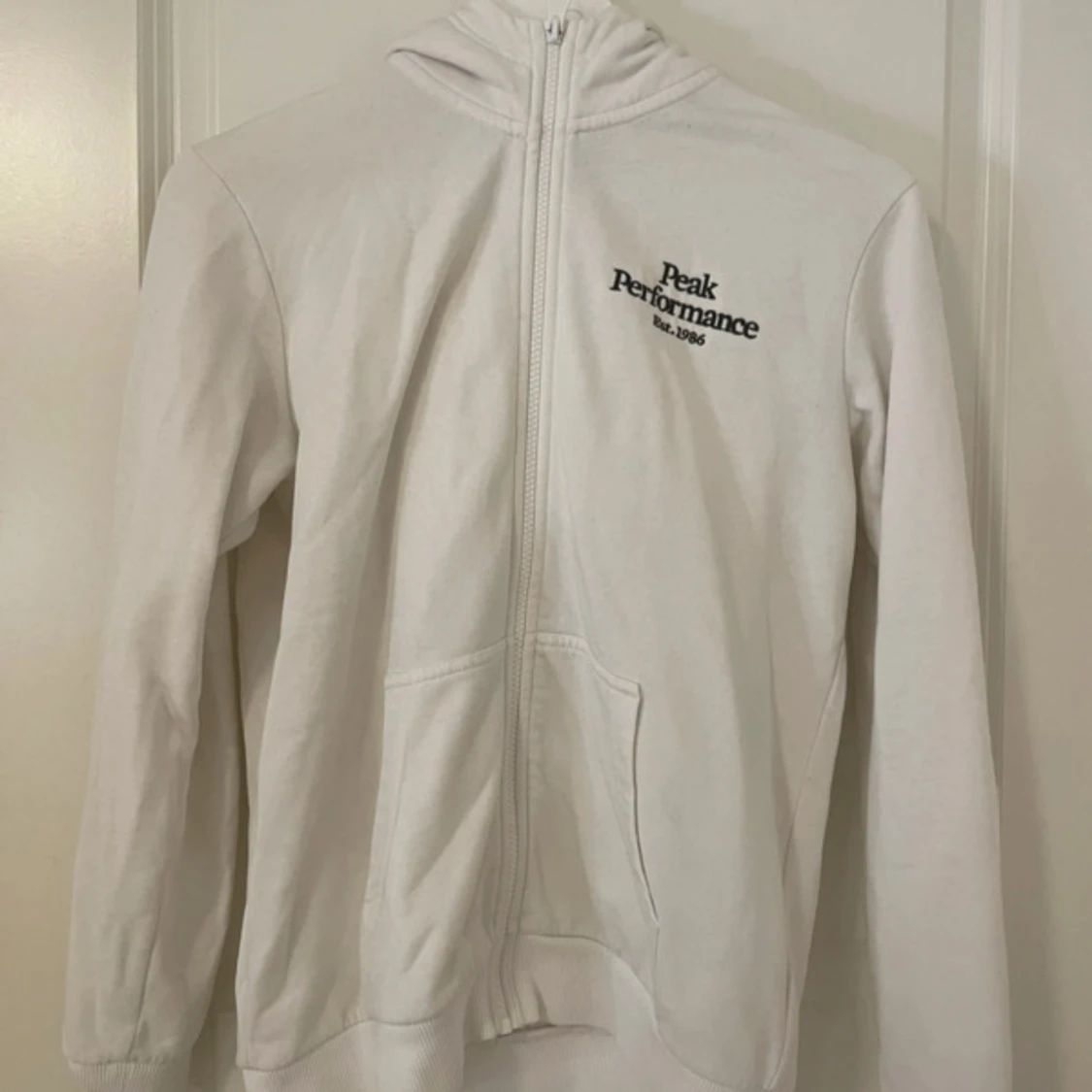 Vit hoodie från Peak Performance