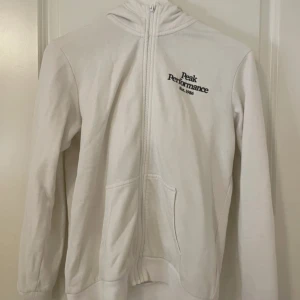 Vit hoodie från Peak Performance - Vit hoodie, fint skick men små täcken på användning finns