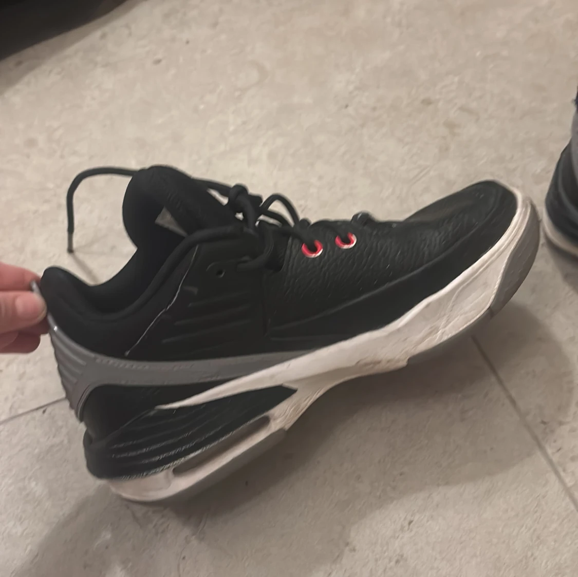 Air Jordan max aura 5 kids big  - 3