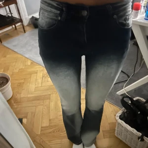 Mörkblå jeans från Jack - Snygga mörkblå jeans med en tight passform. De har en klassisk femficksdesign och en diskret tvätt för en modern look. Perfekta för en stilren vardagsoutfit.