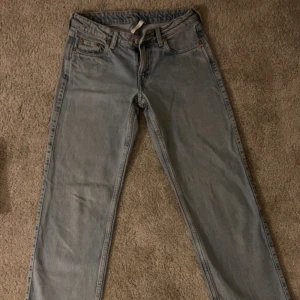 Ljusblå jeans från Weekday - Säljer ett par ljusblå jeans från Weekday. Dem har ett bra skick och säljer då dem är försmå för mig. Dem har en rak passform och är väldigt lowwaist, väldigt sköna och bekväma.  TRYCK EJ PÅ KÖP!