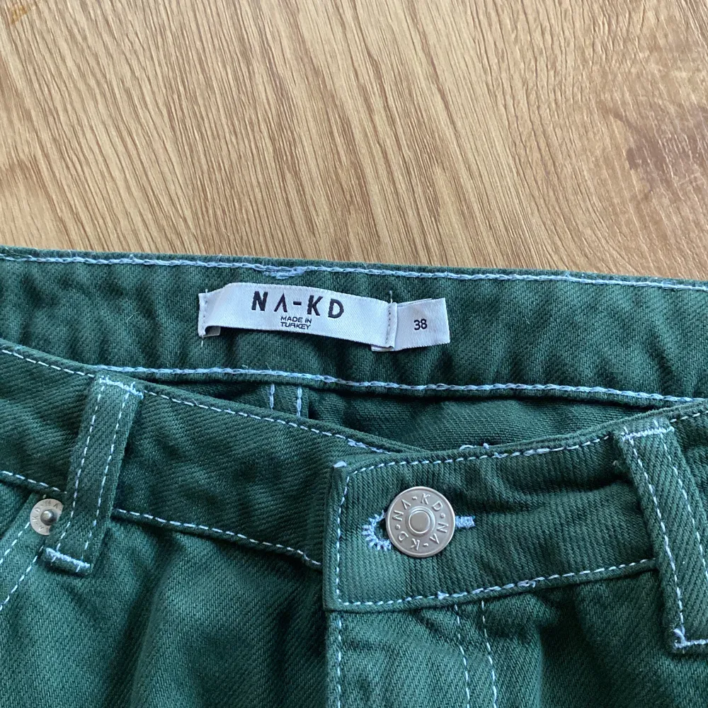 Snygga gröna byxor från NA-KD med en klassisk femficksdesign. Byxorna har en rak passform och är tillverkade i ett bekvämt material. Perfekta för en stilren look.. Farkut & Housut.