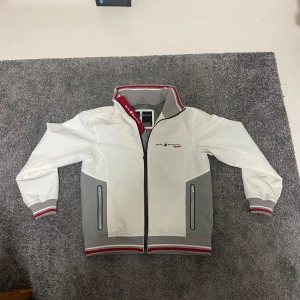 Vit och grå jacka från Sail Racing - Tja, säljer nu min sail racing seglarjacka som har ett ny pris på ca 3000kr. Jackan har få tecken på användning och är i bra skick. Bara att skriva vid minsta fråga. Storleken är S.