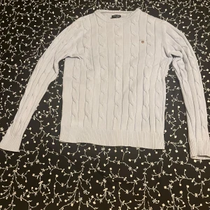 Kabelstickad gant tröja  - Säljer en ljusblå kabelstickad tröja från Gant i storlek s. 