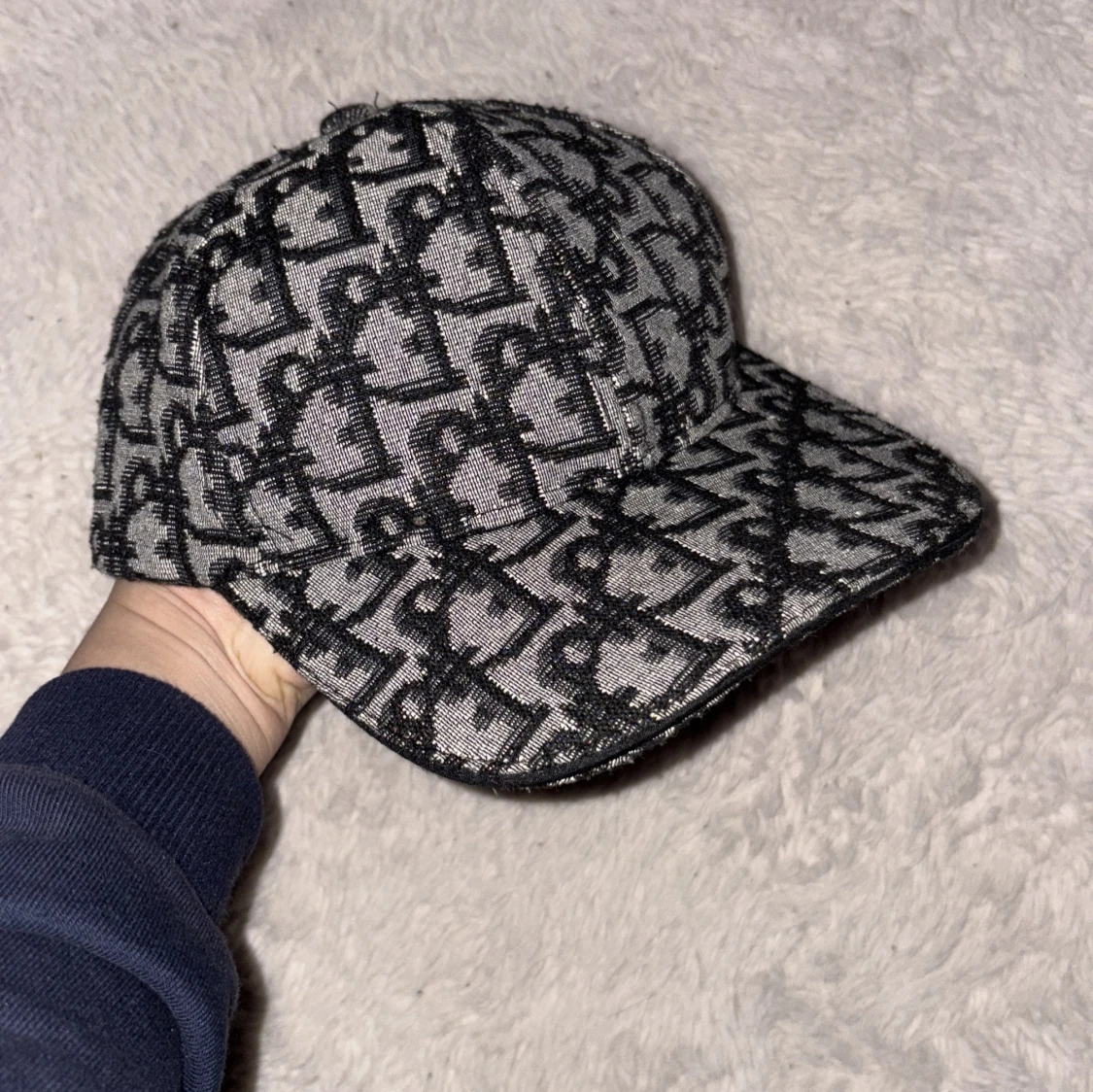 Grå och svart mönstrad keps från dior