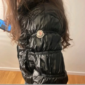 Jacka Moncler - Snygg jacka från Moncler, behandlar skick (därav priset)💕