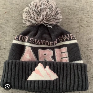 Åre mössa  - Jättefin ljusrosa, grå och vit Åre mössa. One size, jättefint skick då den endast har använts ca 5 gånger förra året. Skriv för frågor. 💕💕💕
