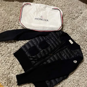 Moncler cardigan  - Heeej! Vi på Sverige_dripp_klader har tänkt köra en g1veaway på denna absoluta dröm jackan, alltså Moncler cardigan! STEGEN är enkla, följa oss på Instagram och TikTok samt DMa screen bevis till oss på Instagram. Vi heter ( Sverige_dripp_klader ) på båda plattformarna! Lycka till💥✌🏼🪄
