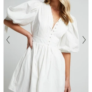 Studentklänning från Showpo - Helt ny, prislapp kvar. Köpt till studenten men passade tyvärr inte mig. Jättefin klänning, sitter som på bilderna. Dragkedja i sidan. Köpt för 880kr + frakt och moms på ca:690kr. Därmed är 900 ett mkt bra pris. Storlek 38 men sitter som 36/38. Är inte omöjlig med priset💕