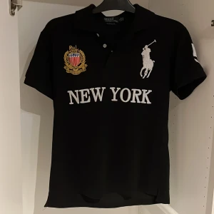 Chief keef polo - Tjenare! Säljer denna feta chief keef polo som är i storlek S, custom fit. Passar den som är runt 170. Hör av dig om du har några frågor! Pris kan diskuteras vid snabb affär!😃
