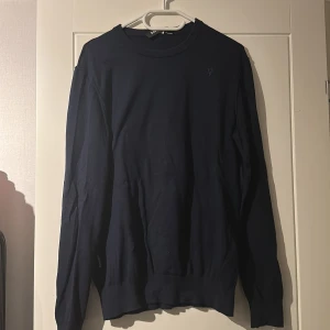 Mörkblå tröja från Desigual - Säljer denna sweatshirt då jag inte använder den längre. Den är snygg och o väldigt bra skick då den är använd fåtal gånger. Hör av dig vid frågor! Pris kan diskuteras vid snabb affär😊