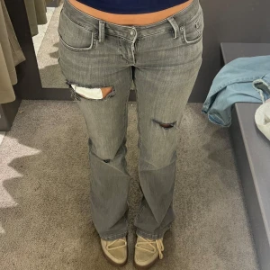 Grå jeans med slitningar - As snygga jeans med egen gjorda hål💗 är 167 för referens