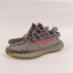 Yeezy 350 beluga 2.0 - Yeezy 350 beluga 2.0 storlek 40  lite yellowing på undersidan men bra skick.  liten reva på vänster sko.     pris på stockx är 6000+