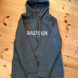 Balmain Paris hoodie - Säljer denna tvär snygga balmain hoodie som är i nyskick! Den är storlek L men jag skulle säga att den passar M. Jag köpte tröjan från en vän därav priset och vet inte om den är äkta. Kom privat för flera frågor!