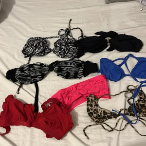 Bikini  - Blandade bikinitoppar i storlek S och XS. Alla för 100 och en för 15. 