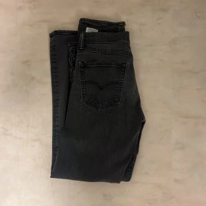 Grå jeans från Levi's - Snygga grå Levi's 511 jeans med en klassisk femficksdesign. De har en slim passform och är tillverkade i slitstarkt denim. Perfekta för en stilren look. Ganska små för sin storlek! 32/32 säljer för att de är för små, jag är 184 lång