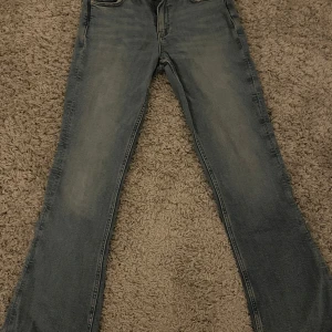  Bootcut jeans Gina Tricot - Bootcut jeans från Gina Young i strl 158.  Innerbenslängd: 74. Midjemått: 35.
