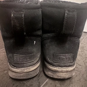 Svarta UGGs - Svarta Uggs köpta för två säsonger sen, intressekoll på om någon vill köpa ☺️ Väl använda men fungerar lika bra, tvättar såklart innan dom fraktas 👏