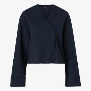 Korpad kappa - Snygg och stilren mörkblå kappa från ginatricot. Koftan har långa ärmar och är ganska tunn så perfekt inför våren. Storlek Xs.