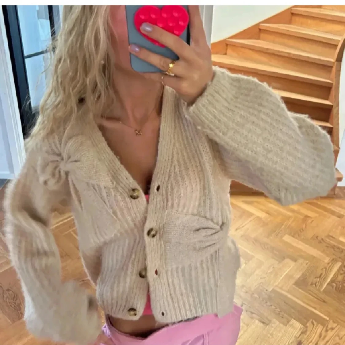 Stickad kofta med knappar