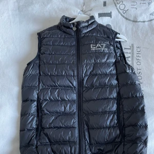 Svart dunväst från Emporio Armani - dunväst från Emporio Armani, knappt använd 