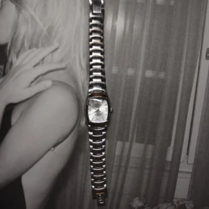 Silverfärgad klocka med länkarmband - Skick: bra Armbandslängd: 18 cm status: batteri behöver bytas 