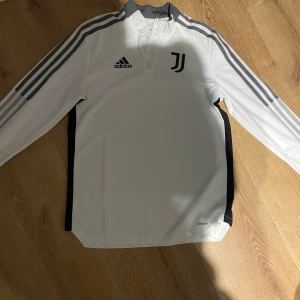 Juventus överdragströja  - Säljer en vit långärmad Juventus överdragströja, denna har mest legat i min garderob då jag inte använt den, perfekt för att sporta i. Bara att skriva om de e någon fråga om priset eller tröjan.