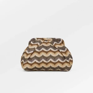 Mönstrad cluch becksöndergaard - Supersnygg cluch ifrån Becksöndergaard i modellen pala bonita. Väskan är helt ny och oanvänd med prislaggen kvar. Mönstret på väskan efterliknar missonis klassiska design. 