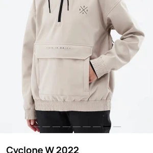 Beige vind/skidjacka från Dope - Säljer en beige vindjacka från Dope med huva och dragkedja. Jackan har en stor ficka framtill och ribbade muddar. Perfekt för en skidtur eller om vädret är åt det blåsiga hållet!! Jackan är storlek xs och har dessutom ett litet märke på framsidan. Ord. Pris: 1600 men jag säljer för 700 då jag endast använt denna två ggr för cirka tre/fyra år sedan. ❄️🏂🎿