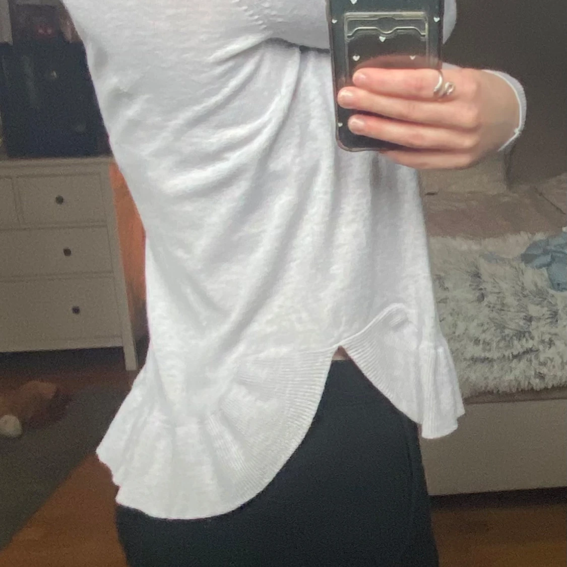 Grå tröja med volangdetalj - 1