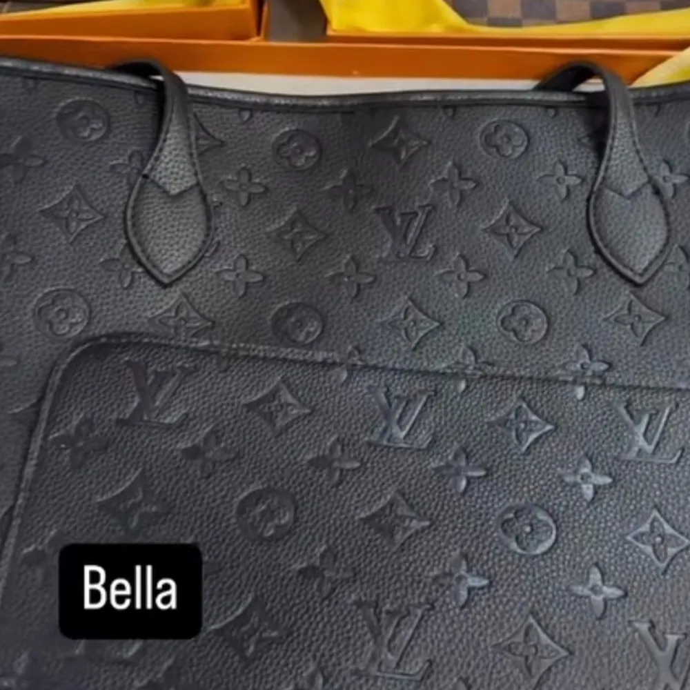 Snygg svart handväska med präglat monogrammönster. Väskan har två handtag och en stilren design som passar perfekt för en chic look. Perfekt för att bära dina dagliga nödvändigheter med stil. Pris går att diskutera . Laukut & Käsilaukut.