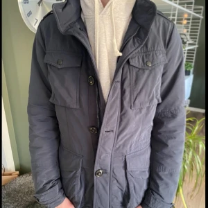 Mörkblå field jacket från Tommy Hilfiger  - Säljer en stilren mörkblå field jacket från Tommy Hilfiger | storlek S l Ord -: 4099 men vi säljer den för -: 400 | Hör av er för frågor. 😁 | Längd på modellen: 188