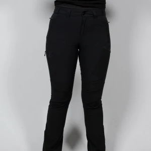 Svart utebyxa - RevolutionRace utebyxa i storlek medium. Oanvänd! Modellen är 172 cm, (notera att byxor i herrmodeller förekommer på vår kvinnliga modell) 💚 🔹 Färg: Svart 🔹 Storlek: Medium 🔹 Skick: Oanvänd  🔹 Rek. nypris: 1299 kr – Vi säljer för 400kr 💚 Om oss: Reclaims UF samarbetar med kända varumärken för att rädda kläder från att slängas. Vi fixar till dem och ger dem en ny chans – hållbart, snyggt och prisvärt! 📦 Frakt: Skickas med PostNord/Schenker inom 1–3 dagar