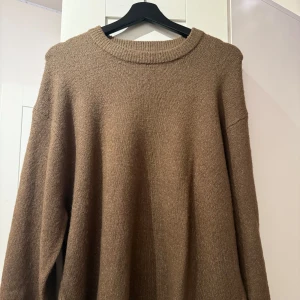 Stickad tröja  - En väldigt fin brun stickad tröja köpt på Lager157. Den är i mycket bra skick då den enbart har använts 3 gånger. Den har inga defekter och har inte blivit nopprig. Tröjan är normal/sann i storleken och är inte särskilt lång. Säljer då den inte längre används💗