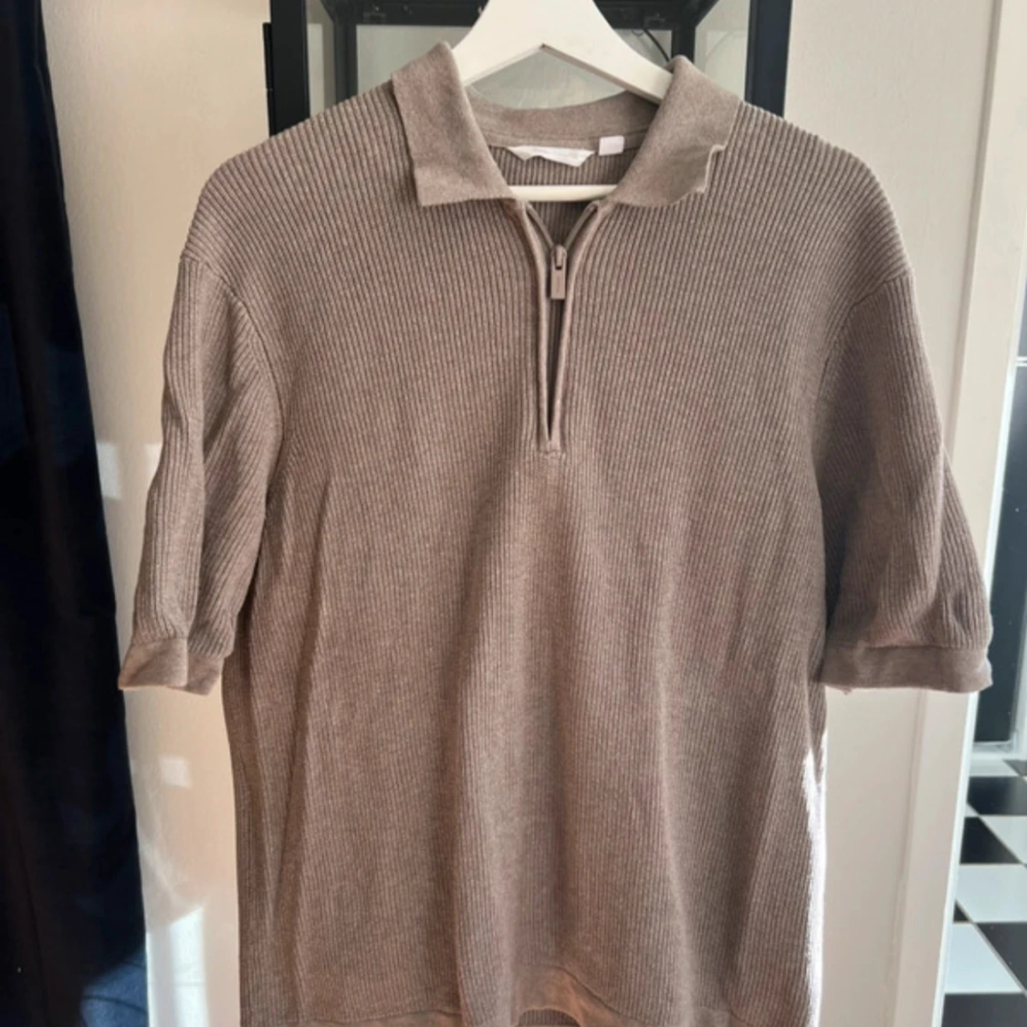 Beige ribbad pikétröja Dobber