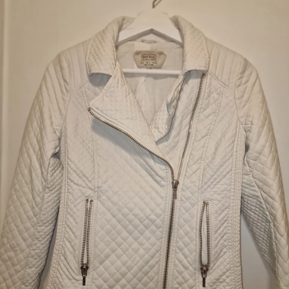 Vit faux skinnjacka från Trafaluc