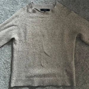 Vero Moda skickad tröja  - Storlek S. Stickad tröja från Vero Moda, lite nopprig men går att fixa självmant annars fint skick. Ordinarie pris 299kr säljer för 100kr.Pris går att diskutera!