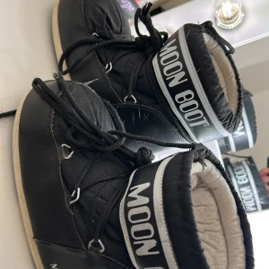 Moon boots  -  Ett par Svartvita Moonboots❤️