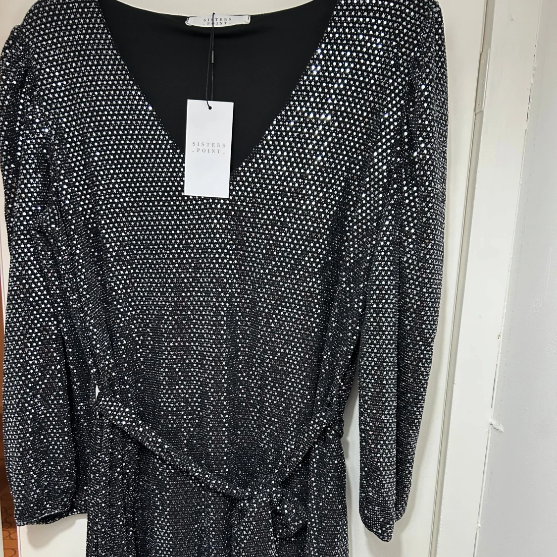 Glittrig klänning från Sisters Point XL i storleken  - 2