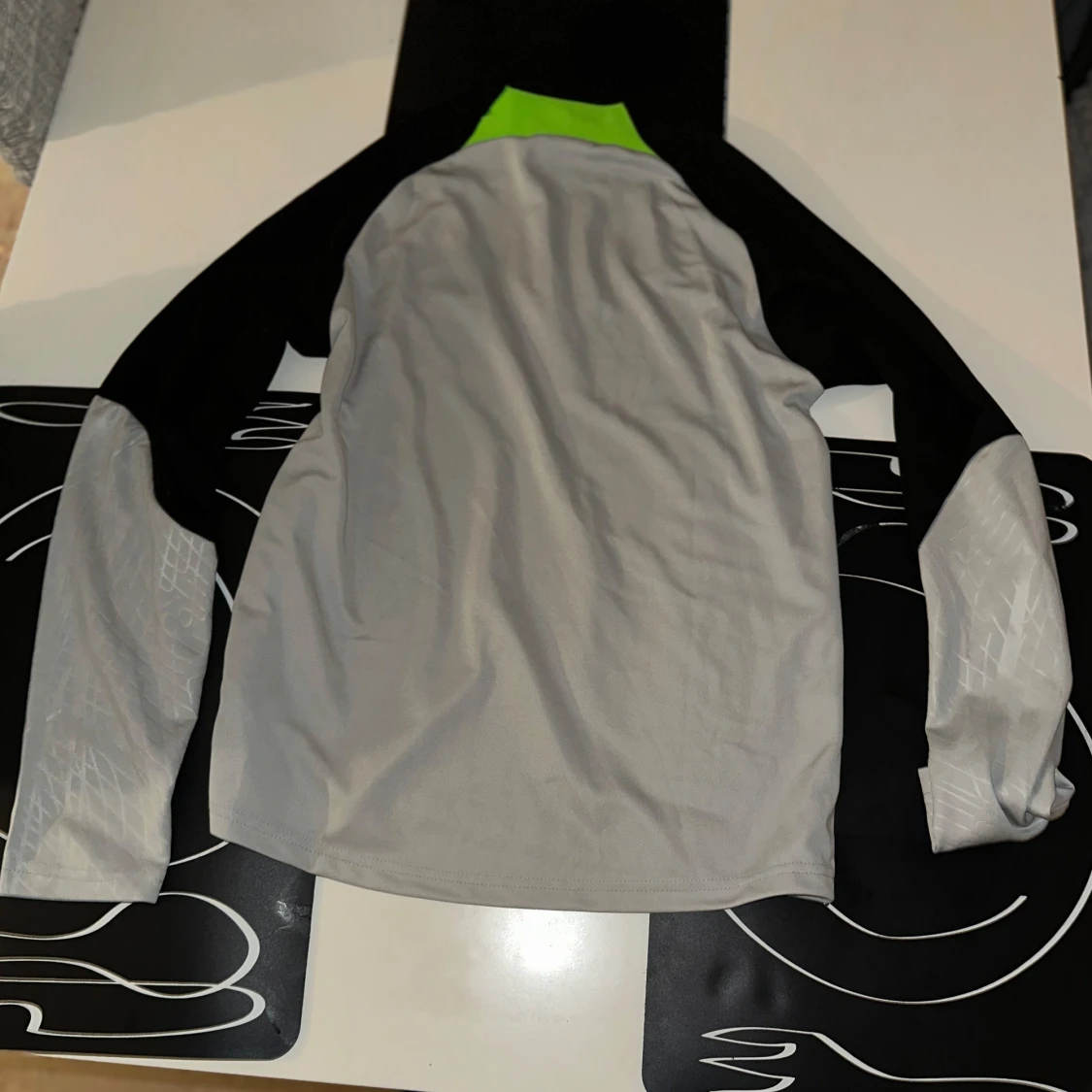 Grå och svart träningströja från Nike - 1