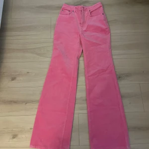rosa corduroy byxor  - rosa byxor, high waisted och flared 