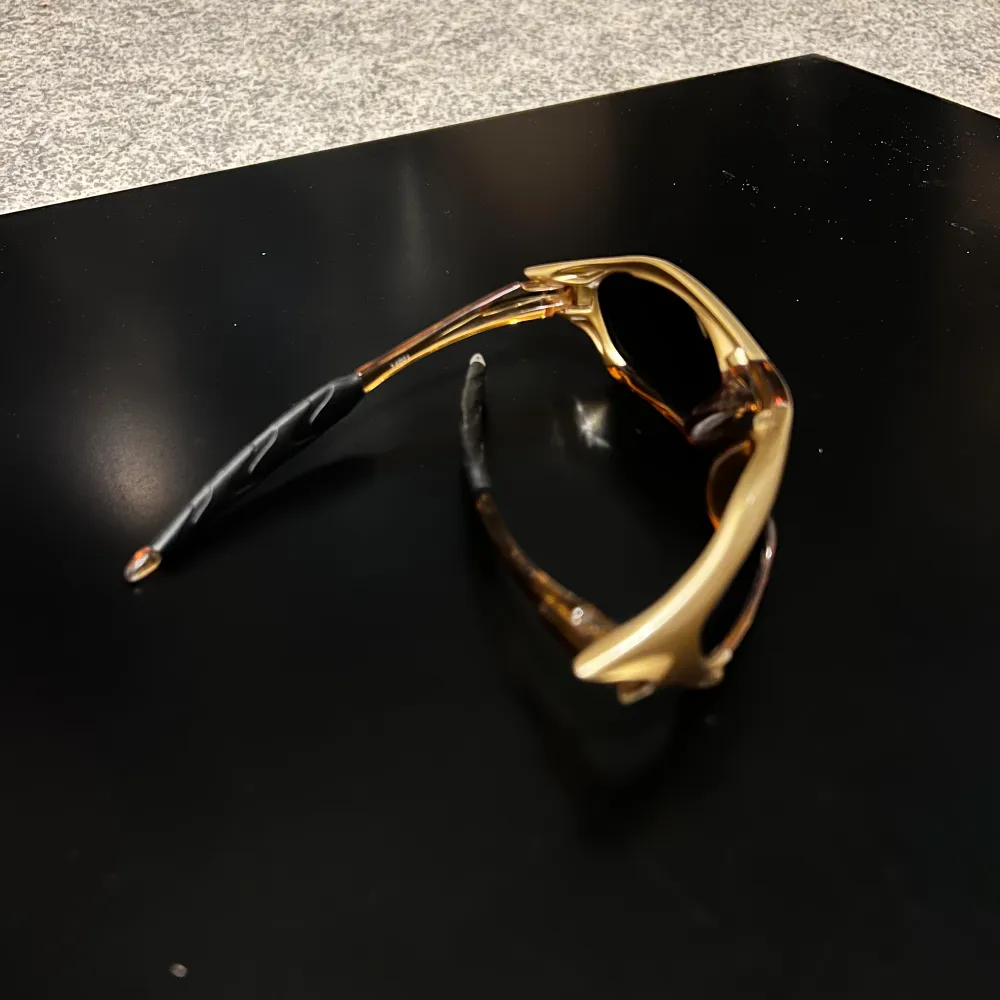 Vintage / 90s Oakley sunglasses Model called Splice they said. very nice, worn a bit still very good, the Oakley logo has been worn off a bit. Probably have some years left! Look at the picture before buying. Bought from a store in Stockholm called Ettresex or Nocricket. Can’t remember. They was quite expensive 3500kr Made in USA Comes without the Box!. Asusteet.