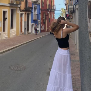 Vit långkjol  - Säljer denna fina långkjol som är perfekt för sommarn!! Jag är 170 cm och längden är perfekt för mig, den är också mycket strechig och bekväm!  Skriv om du har frågor eller är intresserad 🩵🩵 