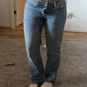 Blå lågmidjade jeans - Snygga lågmidjade blå jeans med klassisk design. De har en normal passform och är perfekta för en avslappnad stil. Jeansen har en knappgylf och femficksmodell. Endast använda fåtalgånger