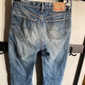 Blå jeansbyxor från Diesel - Tjenare. Säljer mina diesel jeans då de inte passar längre. Det är en snygg tvätt på dom och det är av skönt material. Det finns inga skador på jeansen.  Storleken är 32/32 