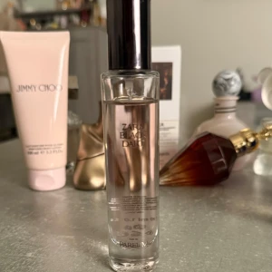 Zara Black Dart Eau de Parfum - Elegant och sofistikerad parfym från Zara i en smal, genomskinlig flaska med svart lock. Doften Black Dart är känd för sina varma och mystiska toner, perfekt för den som vill ha en unik och minnesvärd doft. 30 ml, circa 26 ml kvar. 