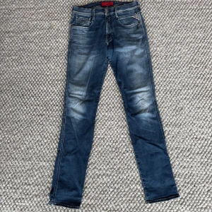 REPLAY ANBASS JEANS  - Replay anbass jeans - Slim fit passform - Storlek W31/L32 - Nypris runt 1800kr -  Deluxecloset