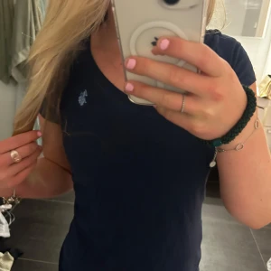 Mörkblå t-shirt - Snygg mörkblå t-shirt med v-ringning och korta ärmar. Tröjan passar storlek XS-S 🥰