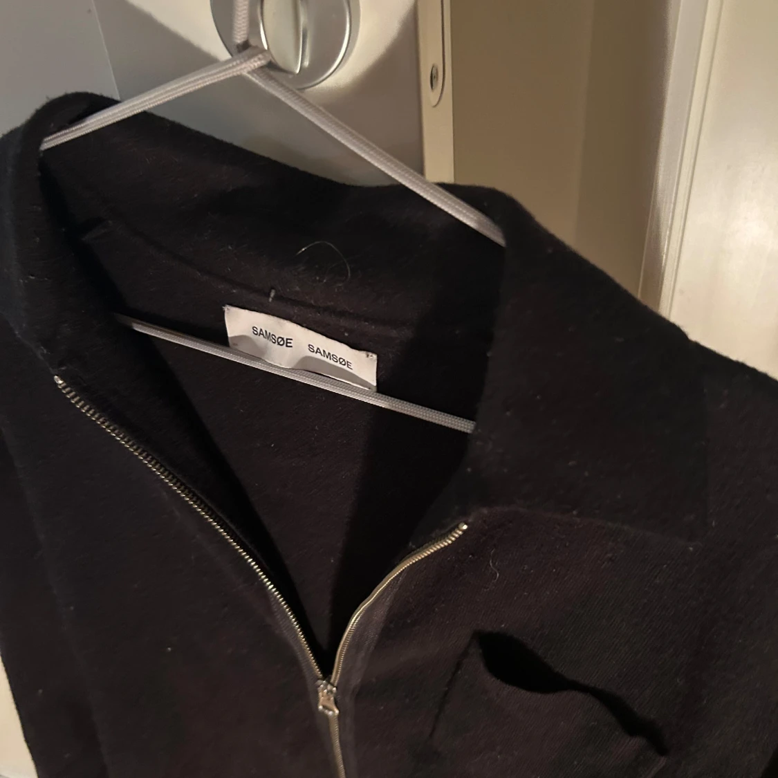 Svart tröja med dragkedja från Samsøe Samsøe - 1