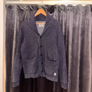  Stickad cardigan - Säljer en snygg Blå stickad kofta från Jack & Jones. Storlek M sitter mer som S! 